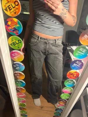 Grå loose fit jeans från batistini - OBS!! Tror att jensen är för herrar men funkar även för kvinnor som vill ha lite pösigare jeans, storleken är 36/32 som motsvarar L. Säljer ett par grå loose fit jeans från batistini med raka ben. Jeansen har en snygg tvättad look och läderpatch bak i midjan. Perfekta för en avslappnad och trendig stil.