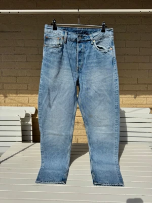 Weekday Barrel Ljusblå raka jeans - Ljusblå jeans med rak passform och klassisk femficksdesign. Barrel från Weekday i 28/32. Jeansen har normal midja och subtila slitningar för en avslappnad look.