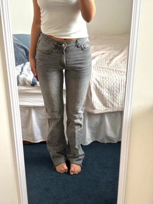 Ljusgråa jeans  - Snygga ljusgråa jeans från Gina. Avklippta pga för långa💗Fortfarande långa på mig som är 160, så passar även 165+.