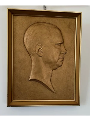 Reliefporträtt i bronsfärg av Sigrid Runa Bürlow Hube - Guldfärgad gipsrelief / tavla av berömda svenska skulptören Sigrid Runa Bülow-Hube, (1890-1983), signerad. Motivet föreställer ett mansporträtt i profil, skapat 1932. H: 38 cm, B: 30 cm.  
