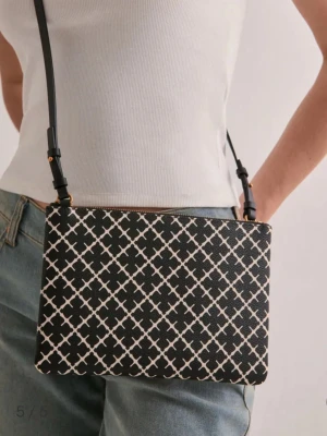 Svart axelväska med grafiskt mönster - Stilren svart axelväska från By Malene Birger med vitt grafiskt rutmönster. Väskan har en justerbar axelrem i svart läder och guldfärgade metalldetaljer. Perfekt för att bära det viktigaste med stil.
