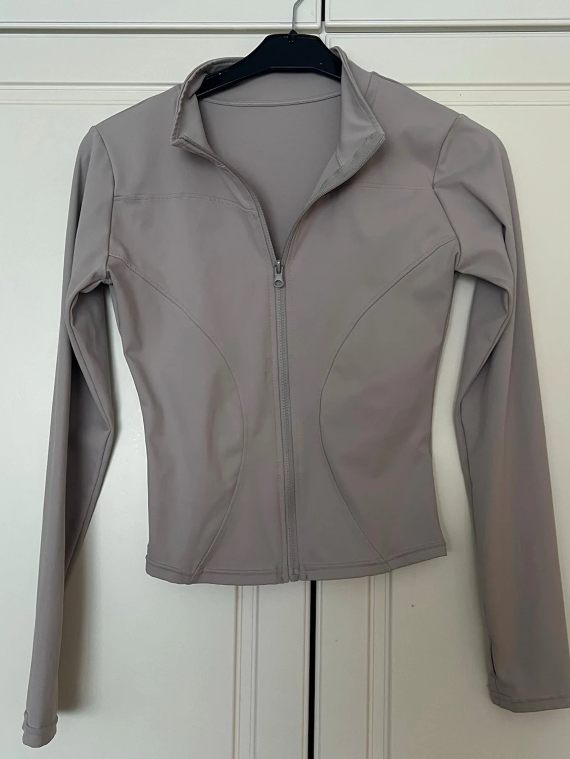 Ljusgrå slim vindjacka med dragkedja