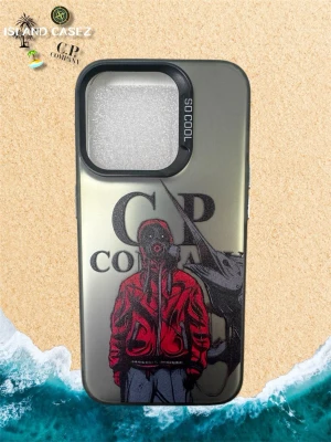 Mobilskal C.P. Company x IPhone 15 pro  - Unikt mobilskal med coolt tryck av en person i röd jacka och gasmask, samt texten C.P. Company. Skalet är svart och genomskinligt med stor kameraram och texten 'SO COOL'. Materialet är tålig plast som skyddar mobilen och ger en snygg streetwear-vibe. IPHONE 15 PRO