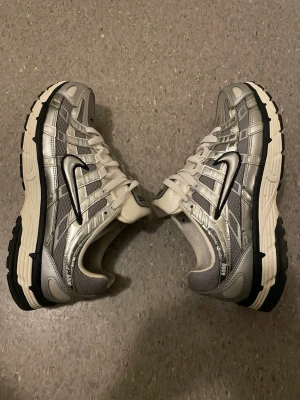 Nike P-6000 silver sneakers - Säljer mina Nike P-6000 köpte dem för inte så länge sen, knappt använda. 