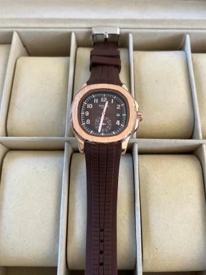 Ekstrand Aquanaut roseguld/brun - Snygg klocka med brunt gummiband och matchande i roseguld. 