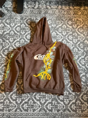 Travis Scott Cactus Jack Cactus Trails Hoodie - Brun Cactus Trails hoodie från Cactus Jack från 2020. Bra skick. Säljer då den inte används längre.