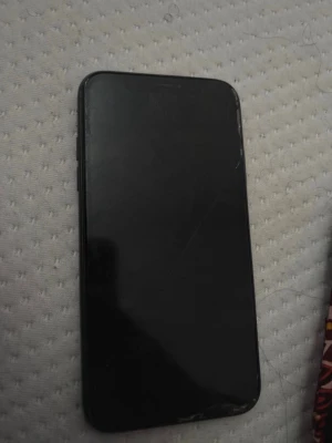 Svart iPhone 11  - Säljer en svart iPhone 11. Har lite små sprickor på framskärmen men den funkar som Vanligt och har inga problem 