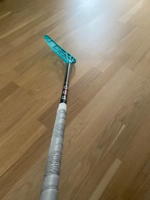 Unislim PRO Unihoc  - Säljer en innebandyklubba i märket Unihoc. Modellen är unislim pro och det sitter ett unilite blad på. Dock är det en annan linda på klubban än den på bild. Inga slagmärken eller liknande.