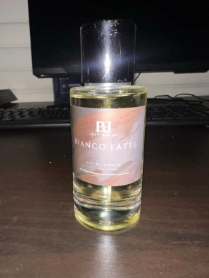 Bianco Latte Eau de Parfum - En dup av Bianco Latte från märket perfume drops. Säljer då den inte var för mig. Den här är verkligen stark den märks efter en spray🔥