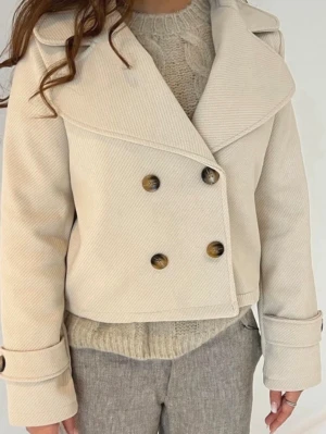 Kort beige dubbelknäppt jacka - Ser ut nästan som ny! Tveka inte att kontakta mig 🤗💕