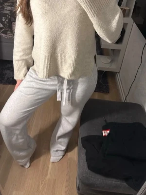 Ljusgråa mjukisbyxor med dragsko - Lägger ut en ny annons med mina gråa mjukisbyxor från russemech så att ni kan få fri frakt! Byxorna är i jätte bra skick, bara använt 1 gång hemma då de är för långa för mig och orkar inte sy upp🥰