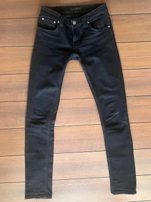 Nudie jeans 27/32 - Säljer ett par nästan oanvända schyssta nudie jeans. Jätte fint skick, felfria utan defekter👍. Dem har en slim passform.  Hör gärna av er vid frågor! Finns fler nudie jeans och andra plagg på min profil!