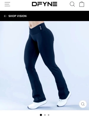 Vision Flares  DFYNE - Snygga svarta Vision Flares leggings från DFYNE med utsvängda ben och hög midja. Storlek M tall, perfekt längd för mig som är ca 178. Använda 2 gånger 