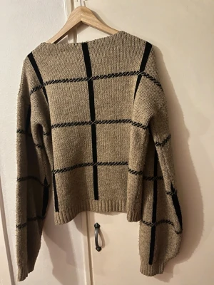 Tröja na-kd - Snygg tröja från nakd! Använd men fortfarande i fint skick! #nakd #nyc #chic #minimalistic #sweatshirt #bohemian #coachella #scandinavianstyle paris hilton #vintedfrance #vintedspain  #vintedpolska #vintedpoland #vinteditaly