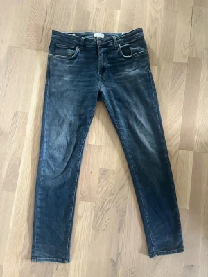 Selected homme slim león - Snygga mörkblå slim fit jeans med klassisk femficksdesign och lätt slitna detaljer framtill. Jeansen har raka ben och normal midja, perfekta för en avslappnad och trendig look. Materialet är mjukt och stretchigt för extra komfort. Tveka inte på att höra av dig vid frågor🙌