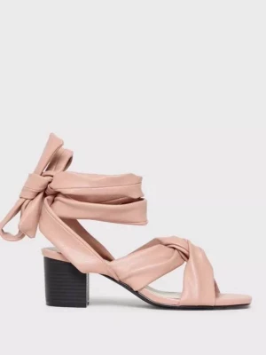 Klackar med knytning stl 38 - Helt ny klackskor från Nelly, endast testade sedan legat i lådan. Säljes pga de inte kom till användning på det jag skulle på och nu passar de ej. Klackhöjd 6cm tror jag det var. Man knyter dem kring benen/anklarna. Djur och rökfritt hem, färgen är smutsrosa! 