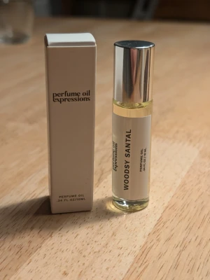 Perfume oil expressions woodsy santal - Parfymolja 10ml från ett australiensiskt märke. Doften heter Woodsy Santal och är inspirerad av Santal33. Har bara öppnat och luktat på den. Kolla gärna min profil, jag har fler parfymer.  