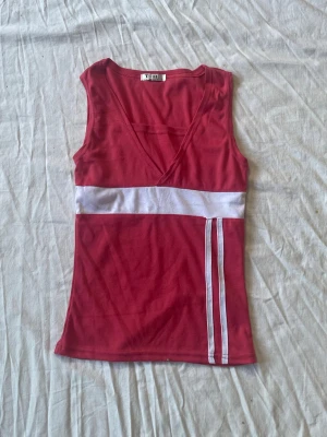 Cool topp - Bra skick! Storleken står som l men passar mindre, jag brukar ha s