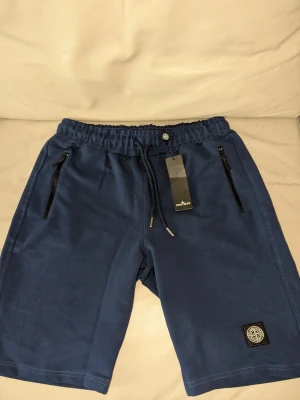 Blå shorts från Stone Island - Jätte fina aldrig använd shorts som kommer i helt ny skick