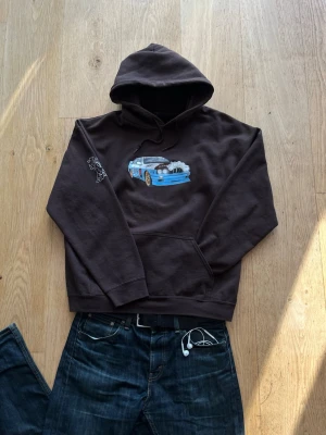 Travis Scott cactus jack hoodie - Säljer denna riktigt snygga Travis Scott cactus jack hoodien 🙌   Storlek: M Skick: 8/10 🔥  Använd få gånger och har inga synliga defekter. Perfekt för en chill outfit!  💬Skriv vid frågor! 💸 Pris kan diskuteras vid snabb affär! 📦 Skickas snabbt!