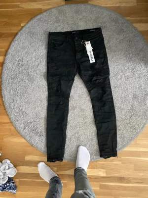 PURPLE BRAND Jeans svarta  - Säljer mina sprillans nya purple brand jeans strlk 33. Finns tag fram i bak.