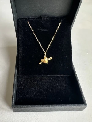 Pil hjärta halsband  - Halsbandet är aldrig använt och är 100 % rost- och nickelfritt. Kedjan är 40 cm lång men kan förlängas med ytterligare 5 cm. Hör gärna av dig om du har några frågor ☺️