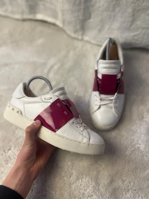 Valentino Open Skor 37 - Hej! Riktigt snygga Valentino skor i storlek 37. Skorna är i mycket fint skick. Passar verkligen perfekt nu till sommaren! Hör av dig om du undrar något! Givetvis äkta. 