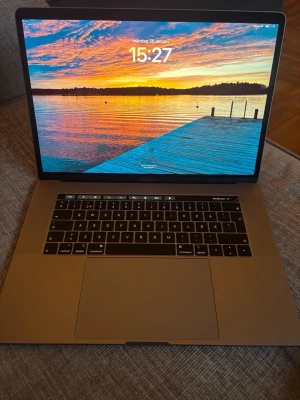 MacBook Pro 15 tum Space Gray - Snygg MacBook Pro 15 tum i färgen Space Gray med Touch Bar och bakgrundsbelyst tangentbord. Tunn och stilren design i aluminium, perfekt för både studier och kreativt arbete. Retina-skärm med skarpa färger och stor styrplatta för smidig navigering.