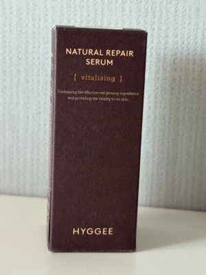 Hyggee Natural Repair Serum 30ml - Ett brunfärgat serum från Hyggee med röd ginseng, som ger näring och återfuktar huden. En stor favorit hos så många. Perfekt för dig som vill ha extra lyster och vitalitet i din hudvårdsrutin.