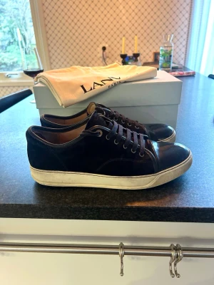 Lanvin Mörkblå 44 - Lanvins i förgen mörkblå med svart glans | Bra skick | Storlek: UK9/44 | Inköpta: 4299kr | Hör av dig vid fler frågor!
