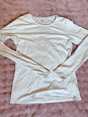 Vit långärmad topp från Cubus  - Säljer denna basic vita tröjan från Cubus🫶🏻