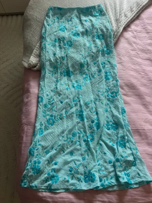 Ljusblå blommig långkjol med paljetter🐬 - Maxikjol men paljetter i form av blommor och små pärlor fastsydda. Helt oanvänd! 