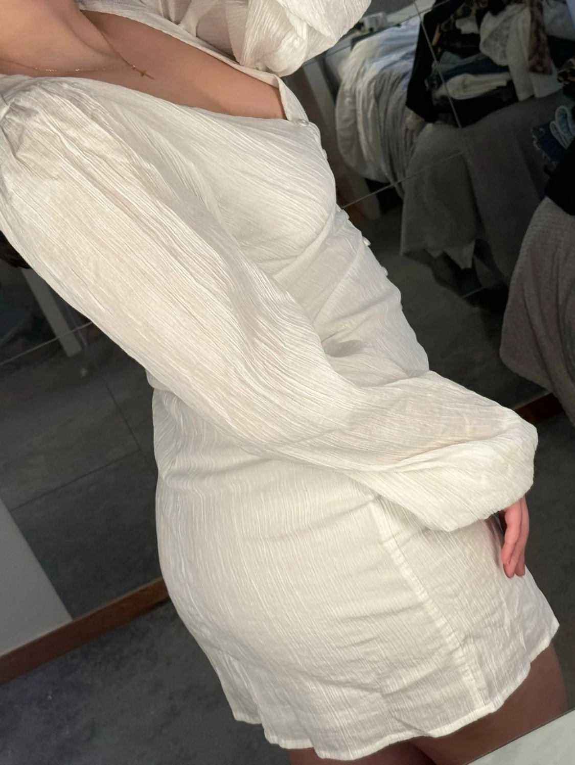 Vit kort omlottklänning med knappar - 1