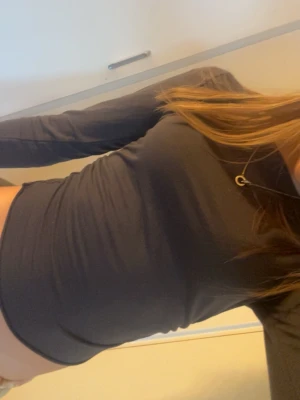 Mörk grå långärmad  topp -  Mörk grå långärmad topp, påminner om intimissmis toppar. Den har även scrunch på sidorna.