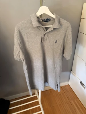 Grå pikétröja från Ralph Lauren - Fet Ralph lauren pike som är perfekt till nu sommaren och är i storlek L. 