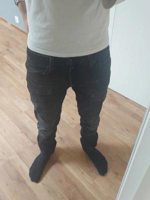 Jack & jones glenn - Säljer ett par svarta slim jeans från jack & jones modell glenn. Modell glenn jeans blir aldrig saggy. Hör av vid funderingar!