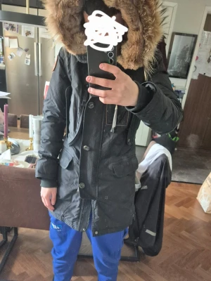 Parajumpers jacka - Är 173 så här sitter den på mig. Man kan ta av fluffet på luvan och parajumpers logan på armen den är väldigt varm och bra vinterjacka. Köpt begagnad men ny pris kostar runt 4000 men på grund av att den är begagnad så blir de mycket billigare men pris går att diskutera 