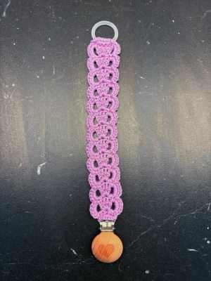 Virkad napphållare - lila 💜  - Virkad napphållare i lila färg och ett trä hjärta 💜