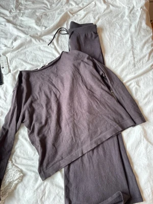 Mörkgrått loungewear-set i bomull - Mysigt loungewear-set i mörkgrå färg med långärmad tröja och matchande byxor.