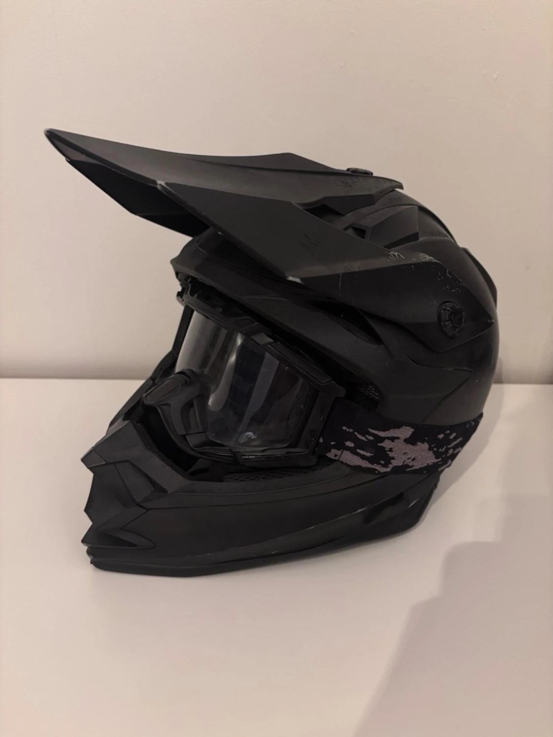 Svart crosshjälm med goggles