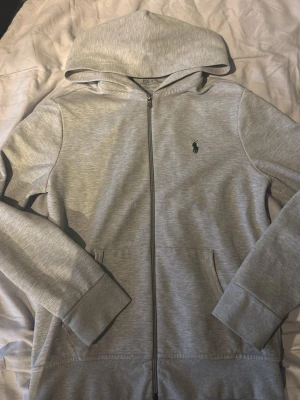 Ralph lauren Tröja  - Grå Ralph lauren zip i storlek S nästan nytt skick använt några gånger inga defekter. Pris kan diskuteras. Köpt på nk.