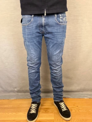 Replay anbass jeans - Replay anbass. Size 32. Längd 101 cm bredd 40. Perfekt skick inga hål eller skador. Köp gärna med instabox 🤩