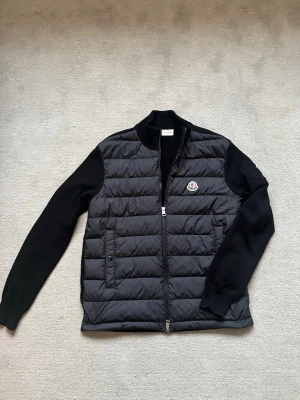 Moncler cardigan - Tjena! Säljer nu denna feta moncler cardigan i strl S, men passar även dig som har M. Inga defekter, bara använd fåtal gånger. Köpt på nk, nypris 9599kr. Hör av dig vid frågor!🔥