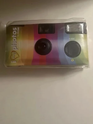 Engångskamera  - Säljer en engångskamera från My Photos med regnbågsfärgat hölje. Kameran har inbyggd blixt och klassisk plastdesign. Perfekt för att fånga ögonblick på ett enkelt sätt. Liten och smidig att ta med sig överallt.