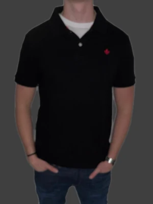 Svart piké från Morris - Svart piké från Morris i storlek L. Fint skick till ett bra pris. Nypris: 999kr. Mitt pris: 349kr. Vid frågor eller funderingar, tveka inte att höra av dig.