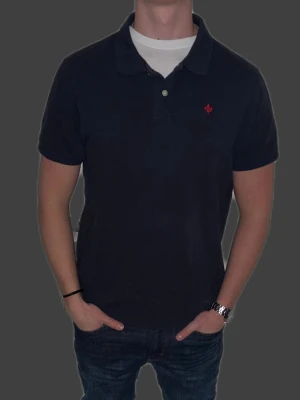 Mörkblå piké från Morris - Mörkblå piké från Morris i storlek L. Fint skick till ett bra pris. Nypris: 999kr. Mitt pris: 349kr. Vid frågor eller funderingar, tveka inte att höra av dig.