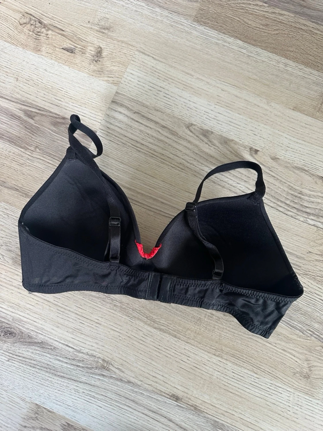 Svart bh utan bygel med röd spetsdetalj - 2