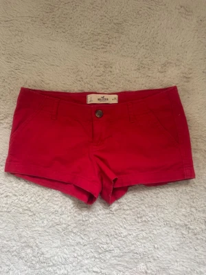 Lågmidjade jeansshorts - Lågmidjade jeansshorts i storlek S, midjemåttet är 38cm! 