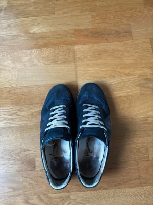 Masion margiela - Använda ett tag, lite slitage här och där men funkar bara fint att använda! Storlek 43