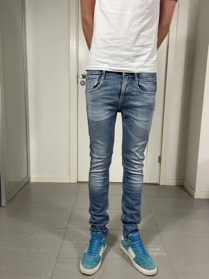 Replay Anbass Jeans  - Säljer nu dessa Replay Anbass Jeans, skriv för fler bilder/frågor🙌🏼